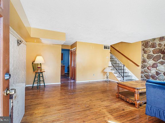 3rd image of 5624 Clay Pl NE