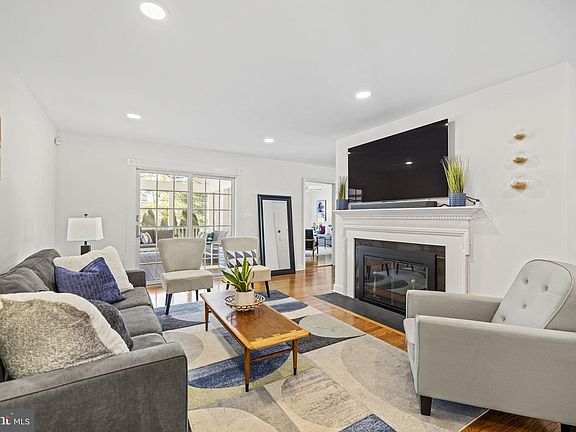 4th image of 10114 Summit Ave