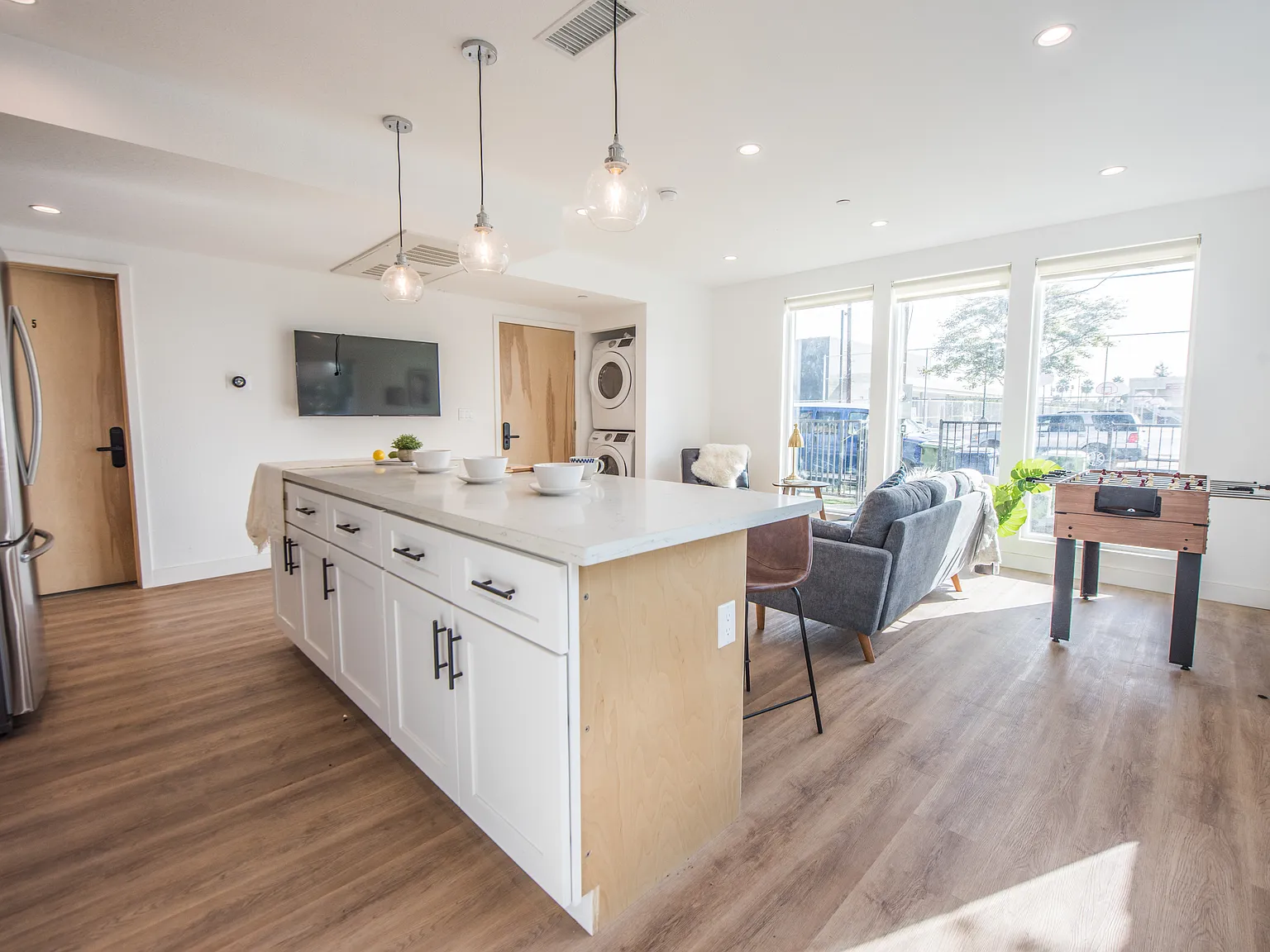 1651 W 37th Pl — Photo 1