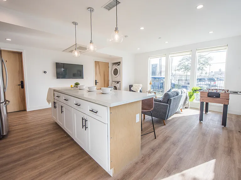 1651 W 37th Pl — Photo 1