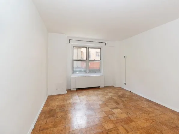 220 East 60th Street image 6 of 7