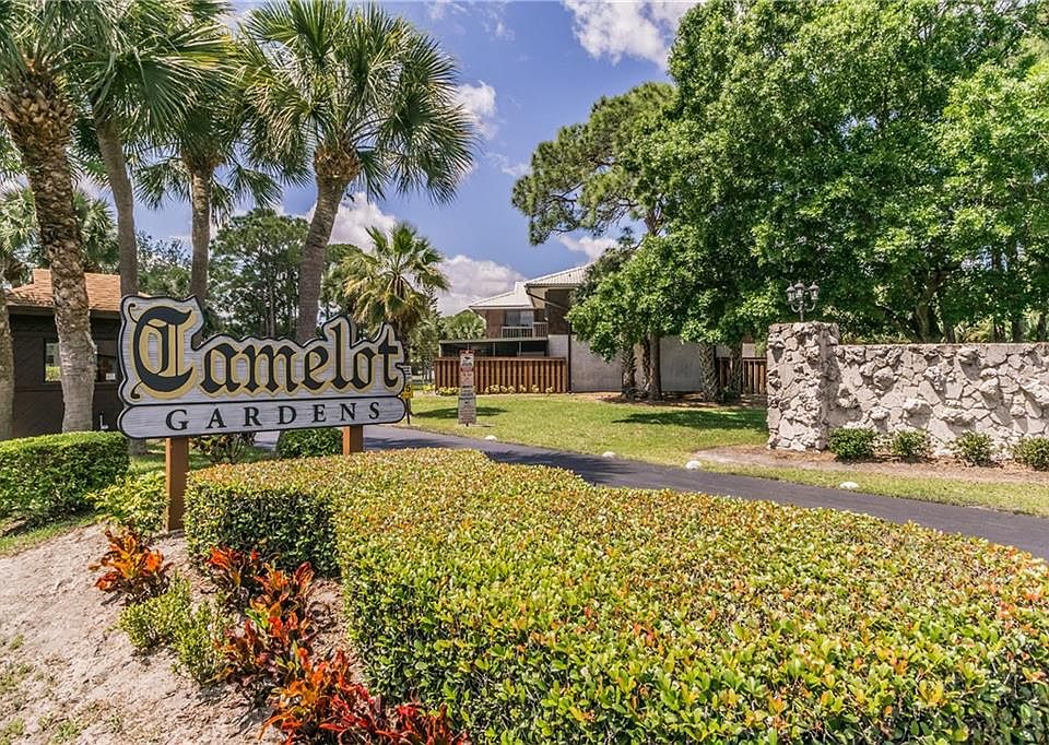 1st image of 304 SE Castle Ct