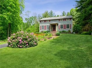 8 Pennington Dr, Hyde Park, NY 12538