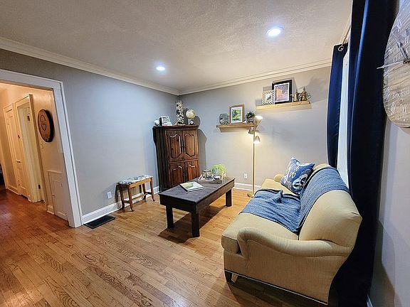 3rd image of 6022 Kenwood Ave