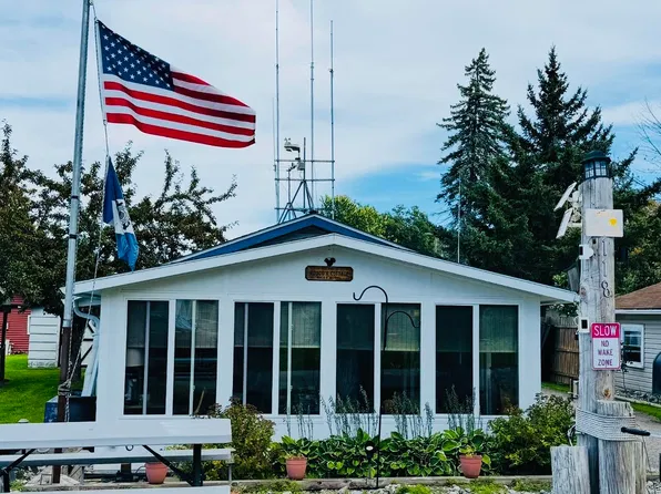 118 Jefferson Ave, Houghton Lake, MI 48629