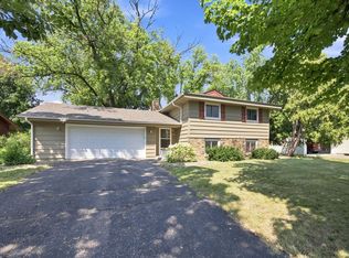 2370 Pleasant View Dr, New Brighton, MN 55112