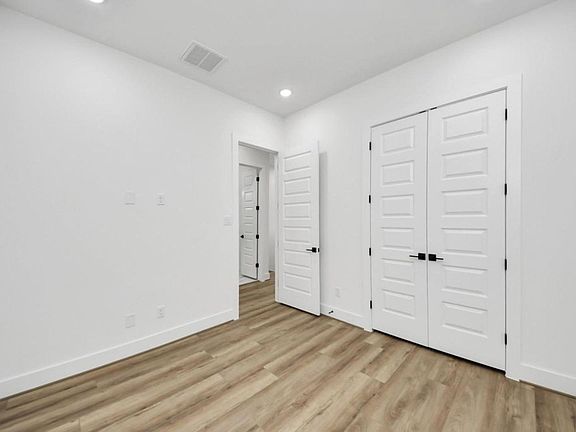 4th image of 3915 Tuam St #B1