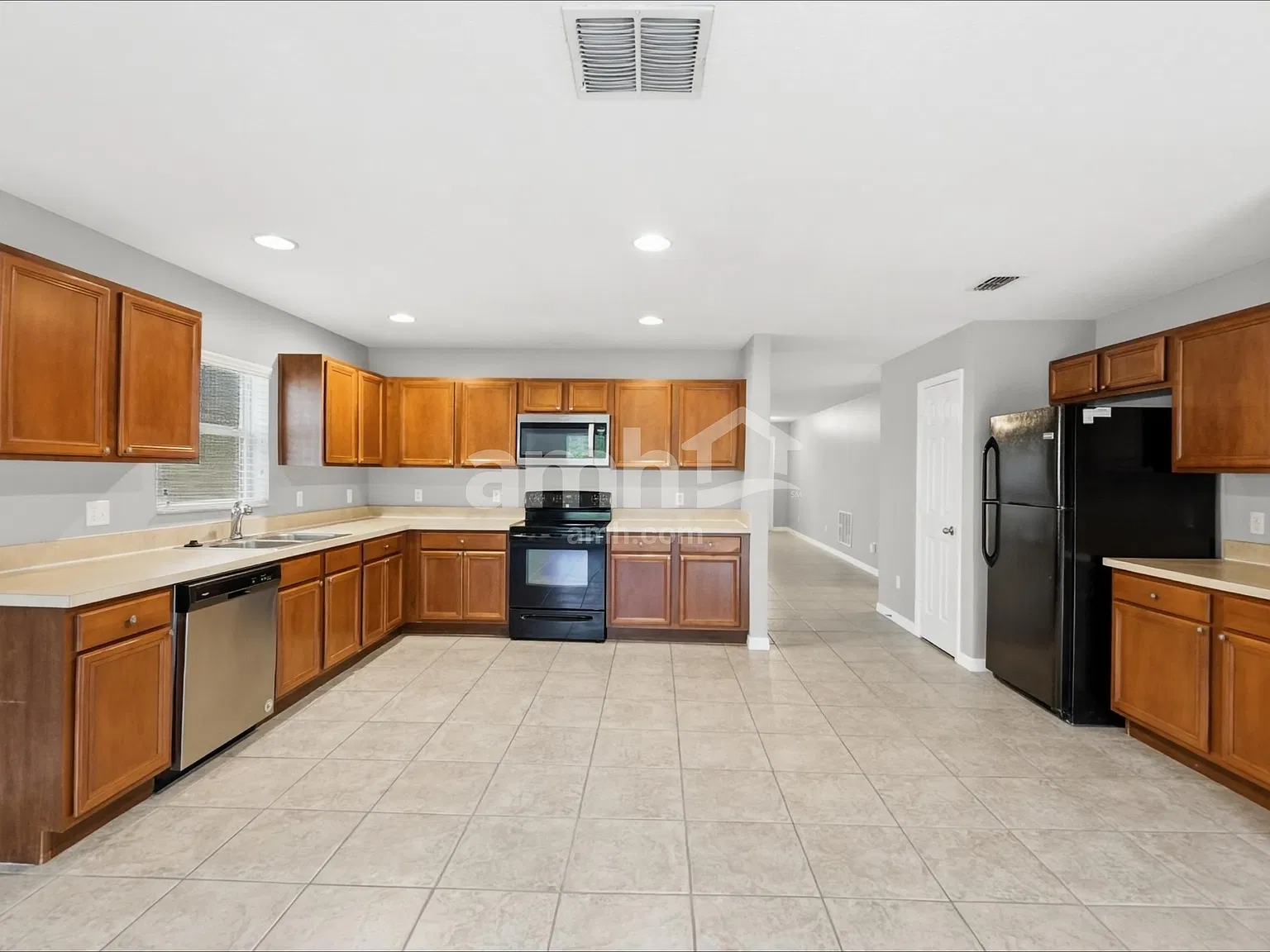 4 bed, 2.0 bath, 1929 sqft, $2,710 — Photo 3