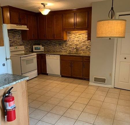 4th image of 17 Burlington Ct #1