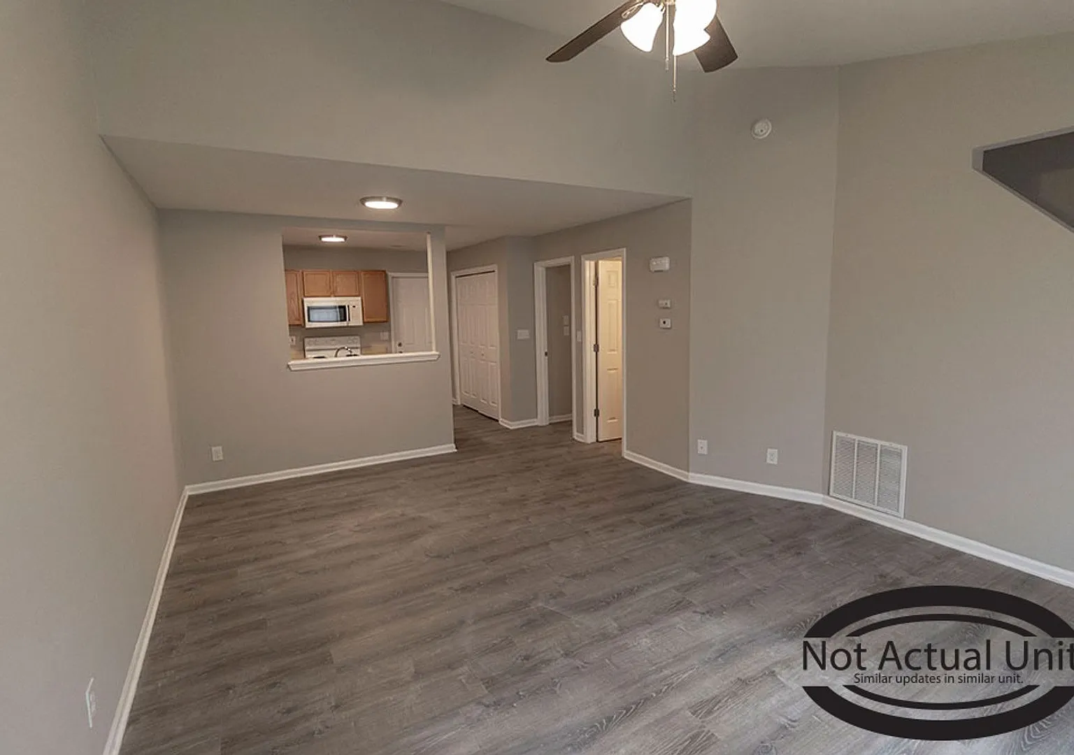 Super cute 3 bedroom duplex — Photo 3