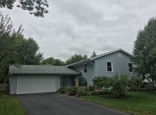 1119 Charleston Dr, St Charles, IL