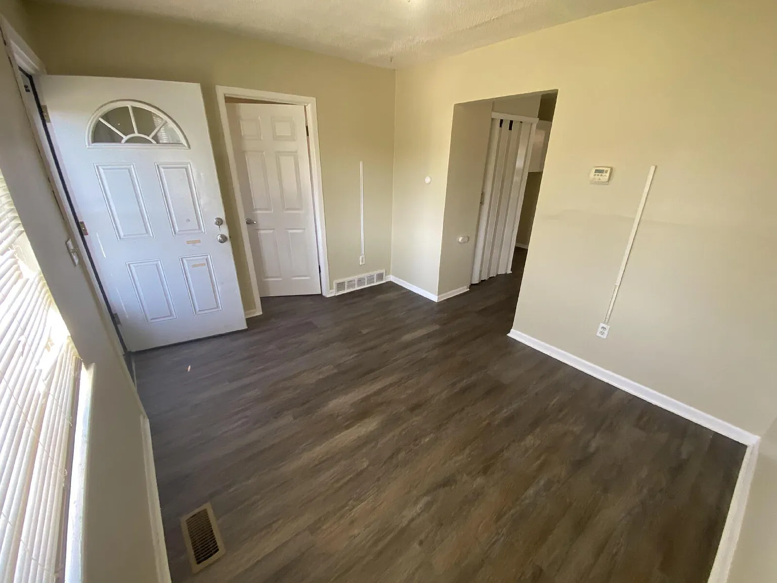 2 bed, 1.0 bath, 561 sqft, $1,200 — Photo 3