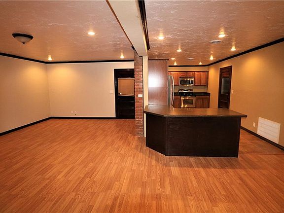 3rd image of 1606 W D Ave