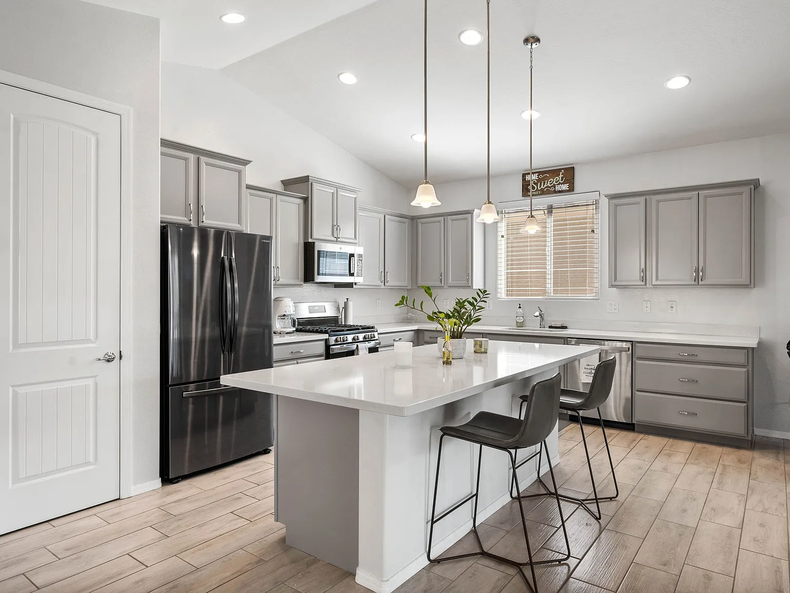 2 bed, 1709 sqft, $2,850 — Photo 2