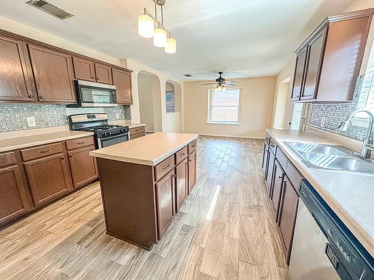 1101 Whitley Dr — Photo 4