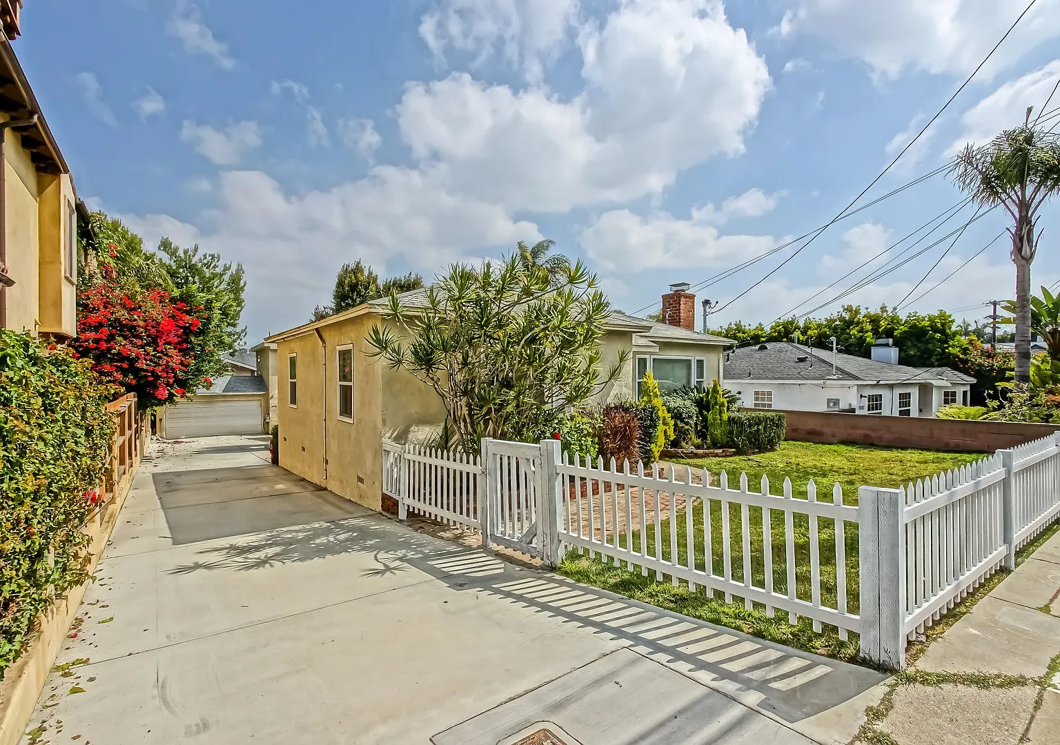 Charming, Bright & Airy 2br1.5ba Home (The Front Of 3 Detached Houses On Lot) W/ Private Fenced Y... — Photo 2