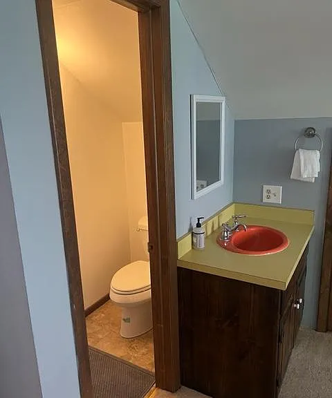 Upstairs 1/2 bath