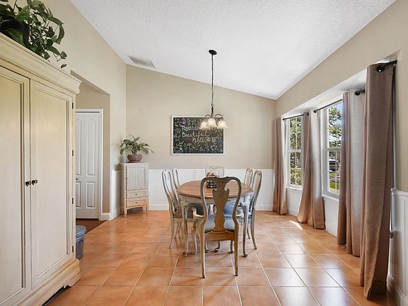 5th image of 320 Woodridge Ln