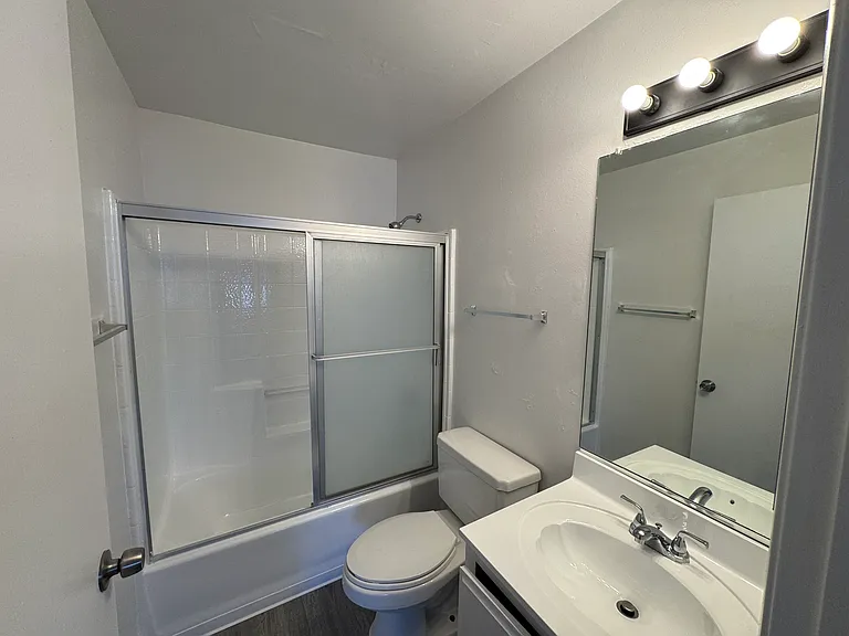 1602 W 218th St #14 — Photo 9