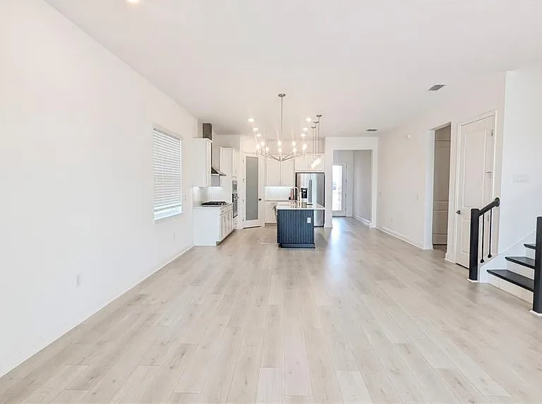 15614 Vetta Dr — Photo 9