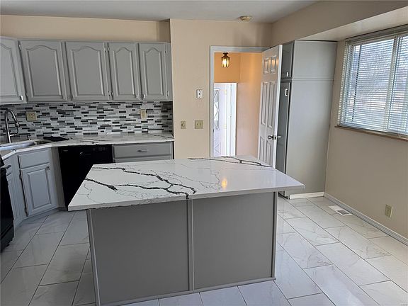 4th image of 1975 Apple Blossom Ct