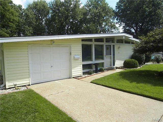 1st image of 10 Bayberry Ln