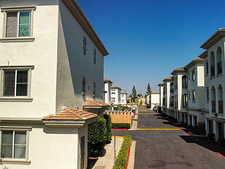Placita Luxe Residences — Photo 35
