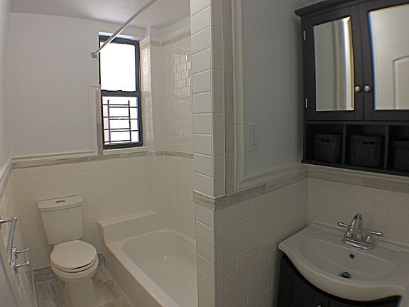3rd image of 220 Wadsworth Ave APT 405
