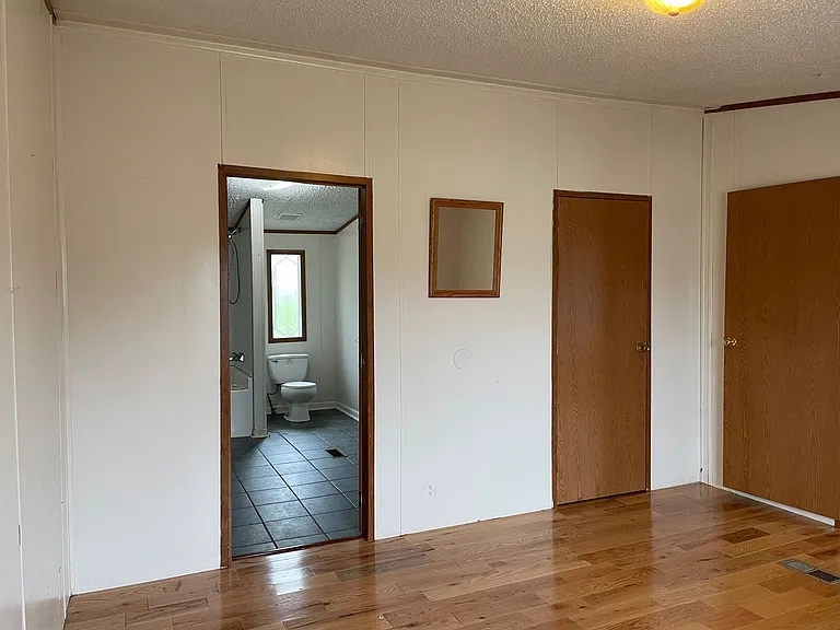 102 Shelby St — Photo 6