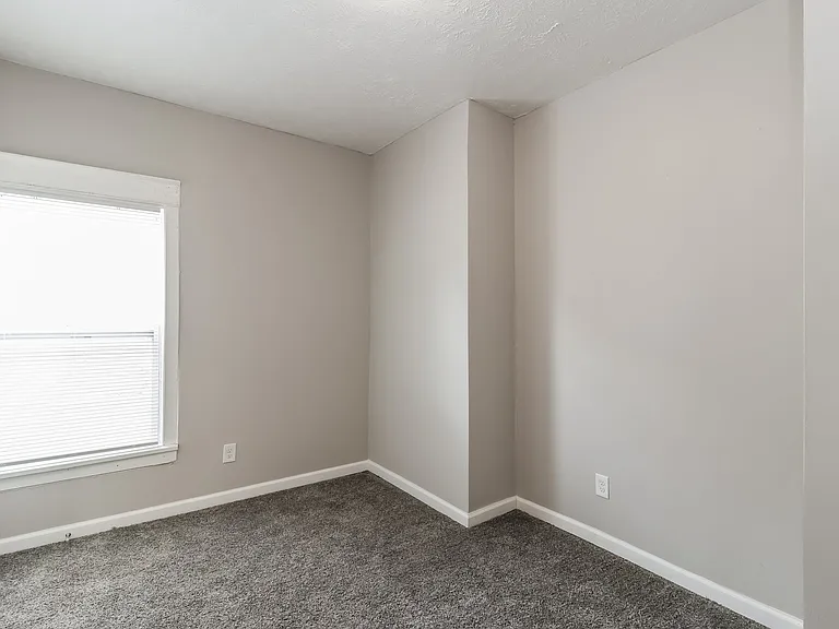 388878_026_bedroom_13068337.jpg