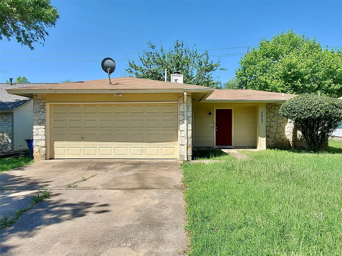 Building Photo - 2827 Wilcrest Dr