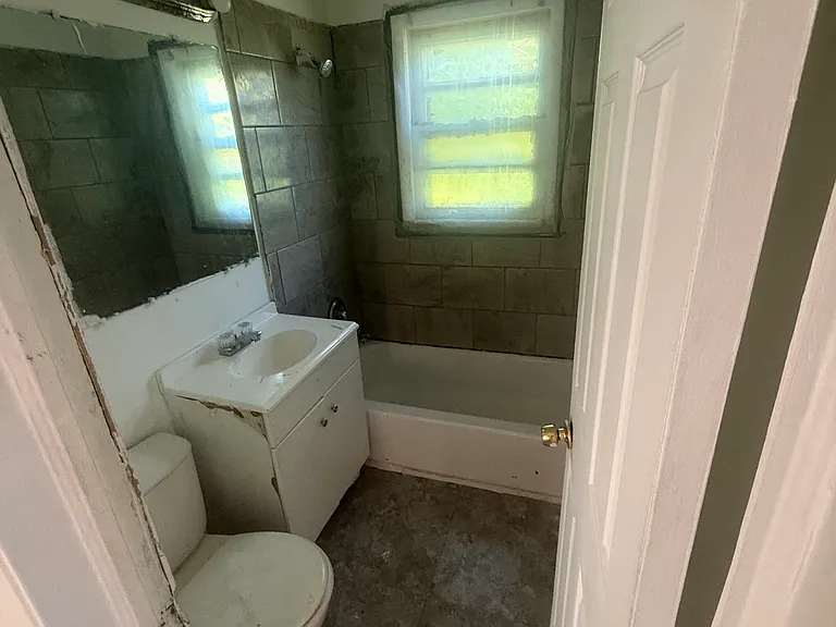 5210 Dupont St — Photo 8