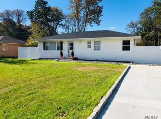 26 Carver Blvd, Bellport, NY 11713