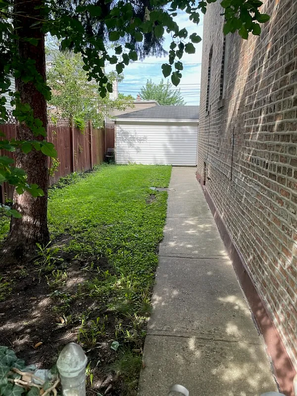 2 bed, 1000 sqft, $1,635 — Photo 2