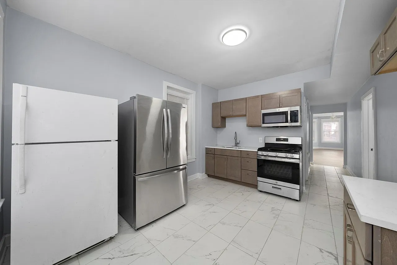 1036 N Springfield Ave — Photo 2