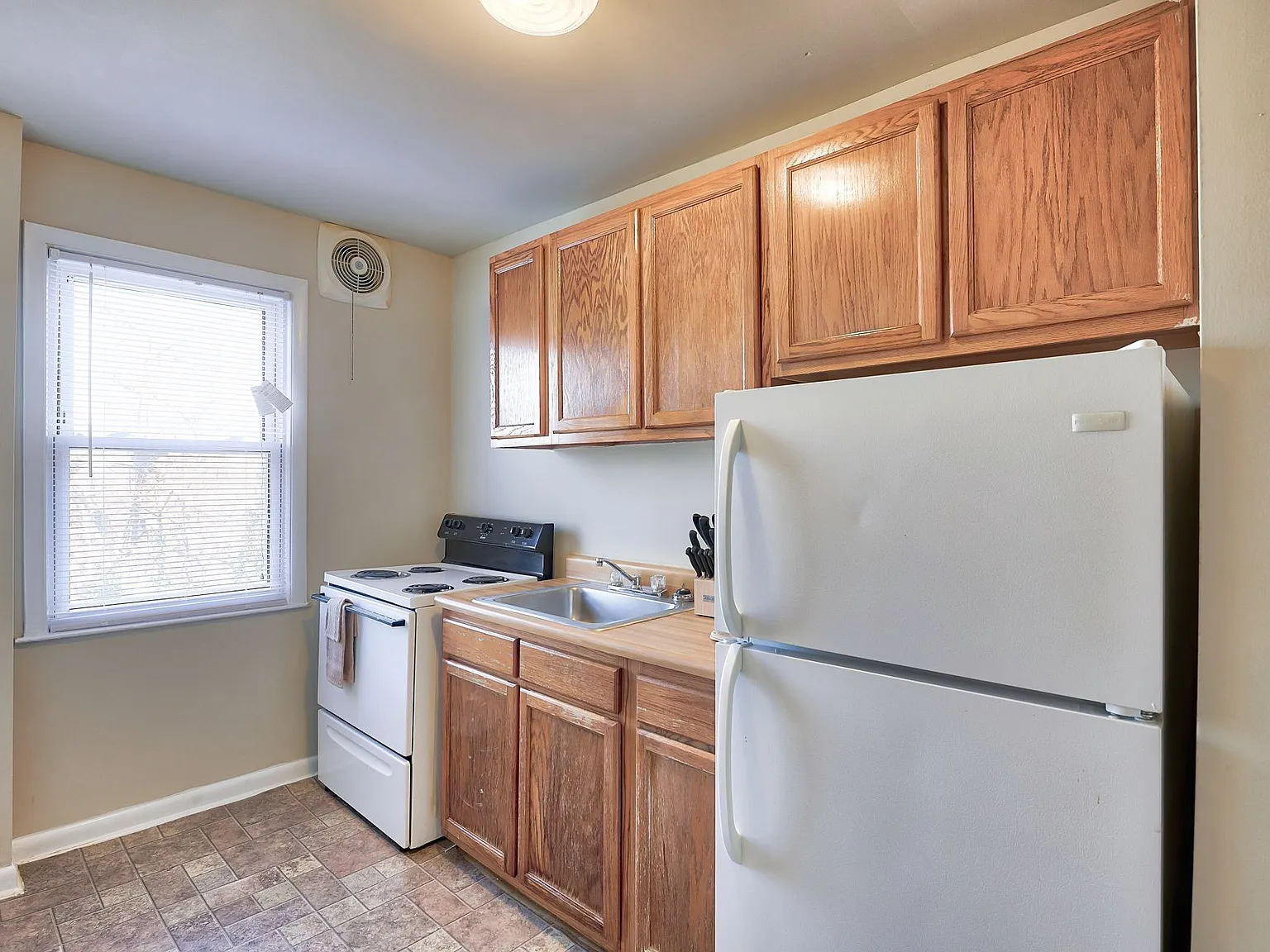 Caral Gardens Apartments and Townhomes — Photo 4