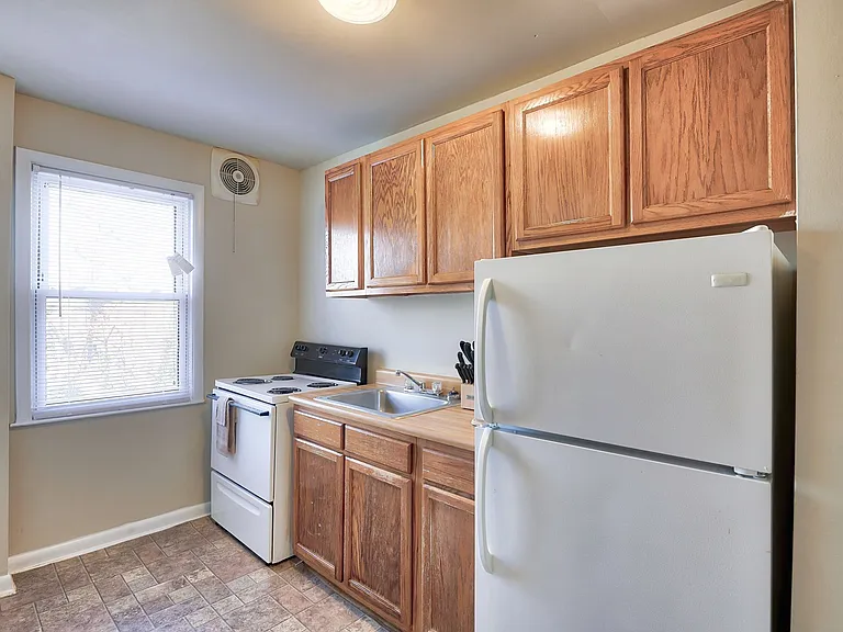Caral Gardens Apartments and Townhomes — Photo 4
