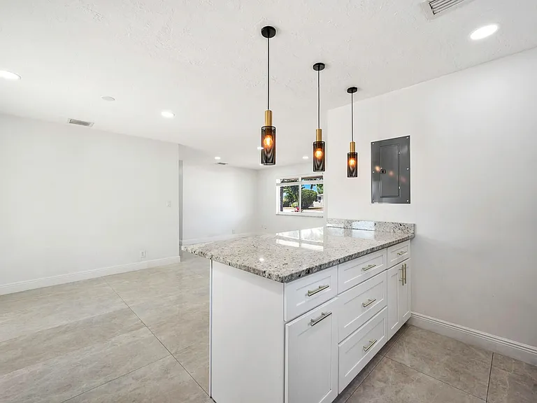 2100 N Seacrest Blvd — Photo 7
