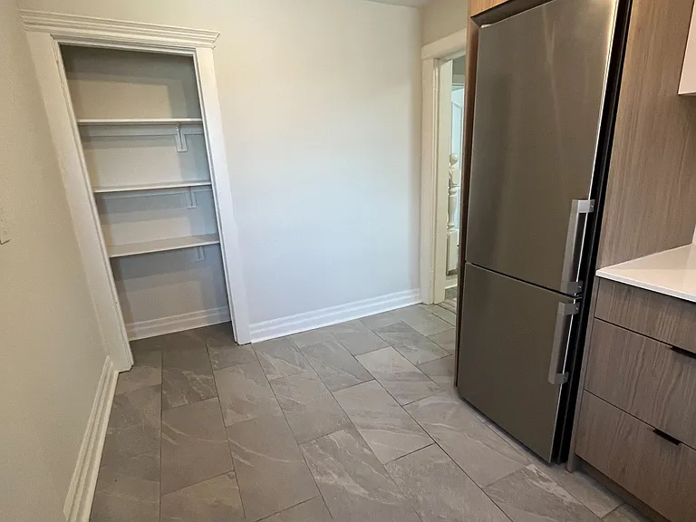910 Bloor St W — Photo 2