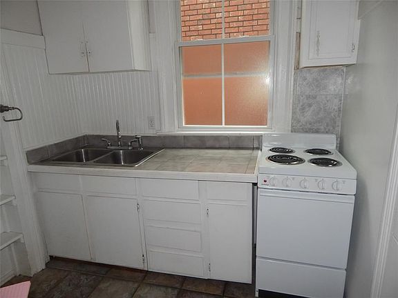 2nd image of 1923 Broadway St APT 2