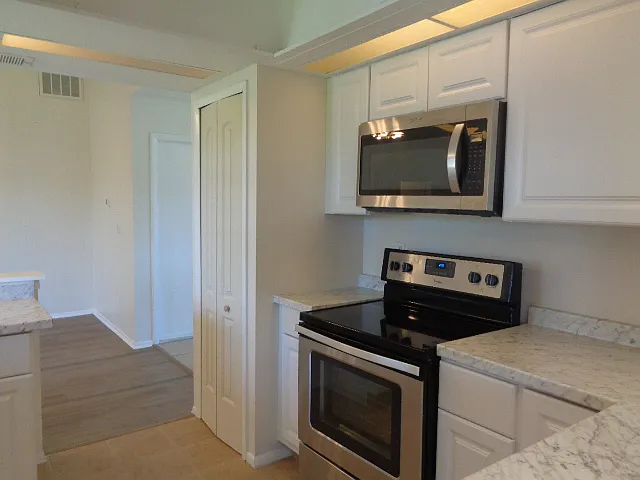 4412 SW 1st Pl — Photo 8