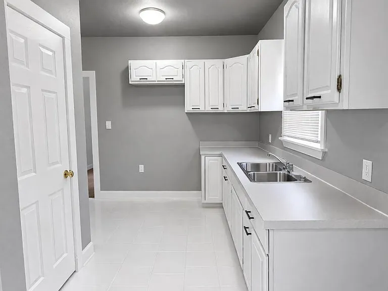 2530 Fullerton Ave — Photo 13