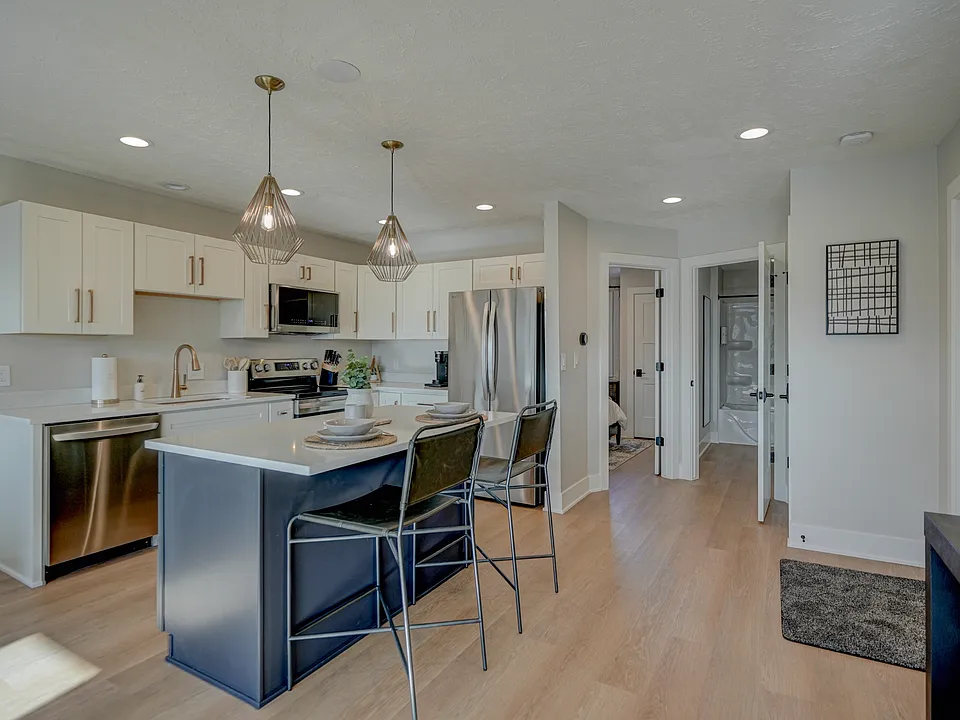 708 Howard Ave #1A