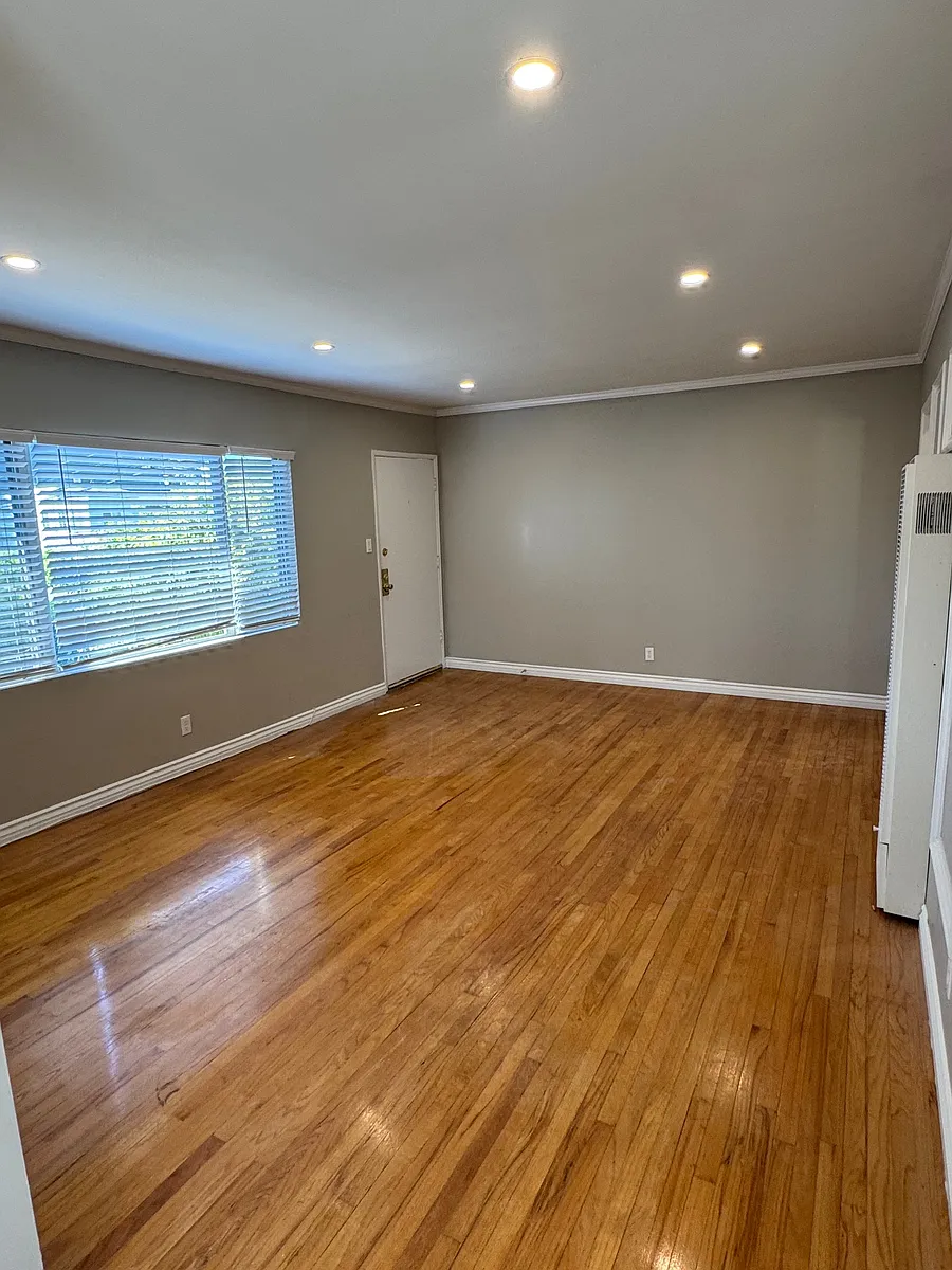 Building Photo - 909 1/2 S Wooster St #2