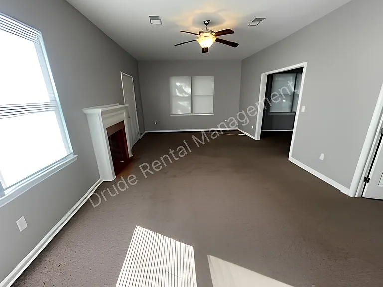 809 E Thomas St — Photo 11