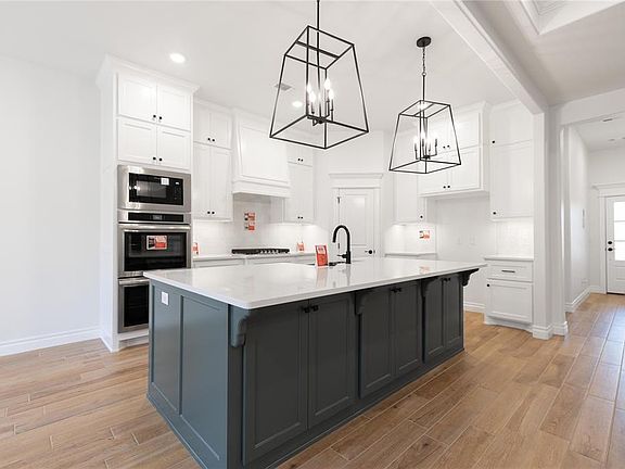 5th image of 924 Damask Dr