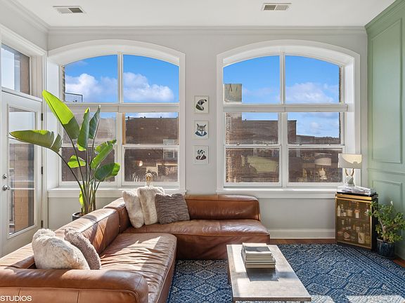 5th image of 1815 N Milwaukee Ave APT 401