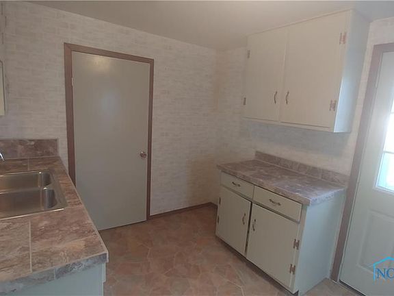 5th image of 214 N 3rd St
