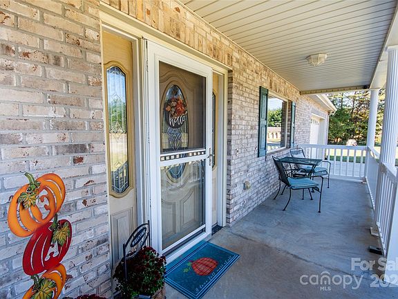 3rd image of 3075 Sunset Dr