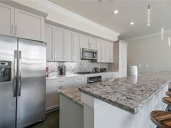 4th image of 628 Baronne St #401